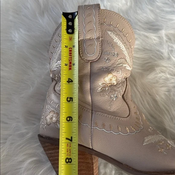 Dingo Floral Embroidered Cream Heeled Boots Sand AS IS size 7.5 - Picture 14 of 16
